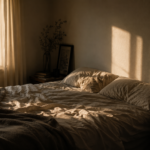 Cama vacía con sábanas desordenadas iluminada por la luz cálida de una ventana, símbolo de una pausa para reflexionar sobre el lugar que ocupa la sexualidad en nuestra vida.
